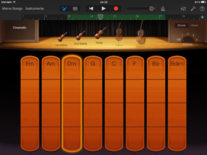 Der Streicher GUI der iOS Version von „Garage Band“ erlaubt es Töne zu zupfen und zu streichen. Einer der Schüler war davon so angeregt dass er jetzt echte Geige lernen will. (Screenshot: Valentin Schmitt)